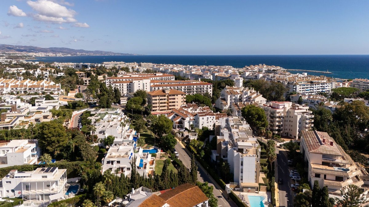 3 Bed Middle Floor Apartment in Nueva Andalucía
