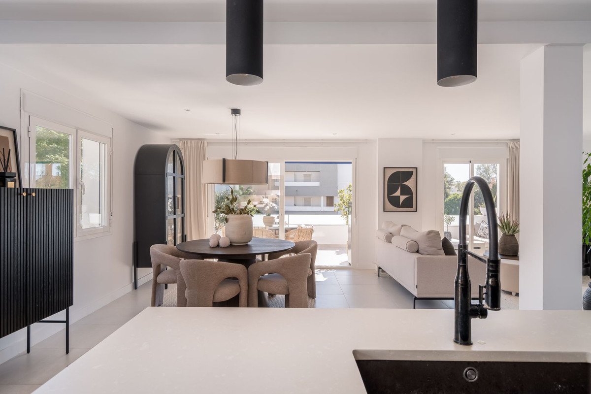 3 Bed Middle Floor Apartment in Nueva Andalucía