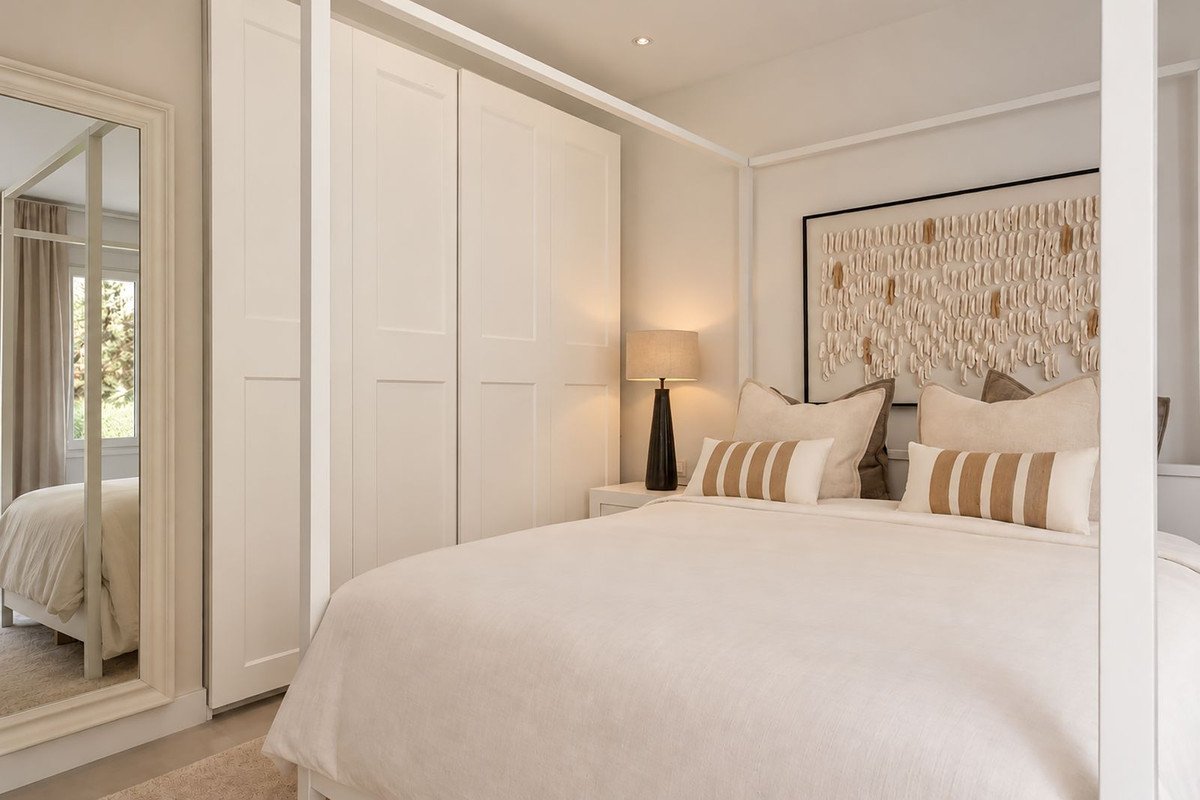3 Bed Middle Floor Apartment in Nueva Andalucía