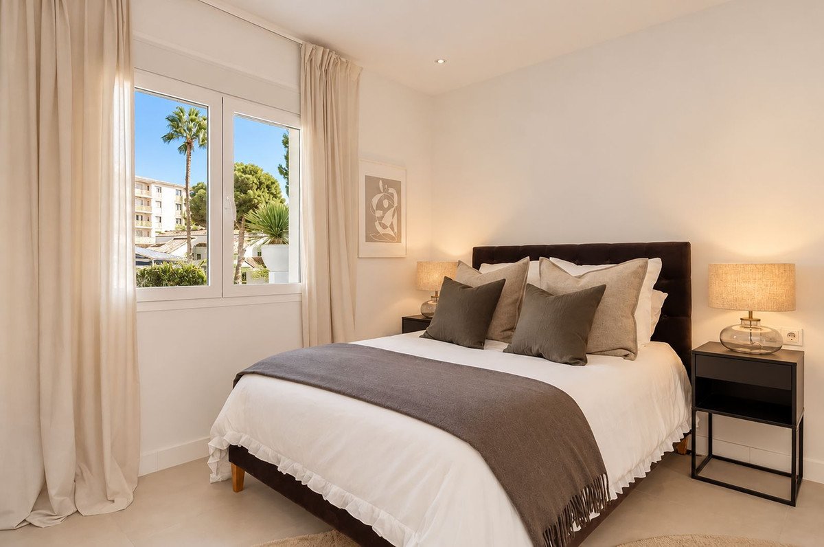 3 Bed Middle Floor Apartment in Nueva Andalucía