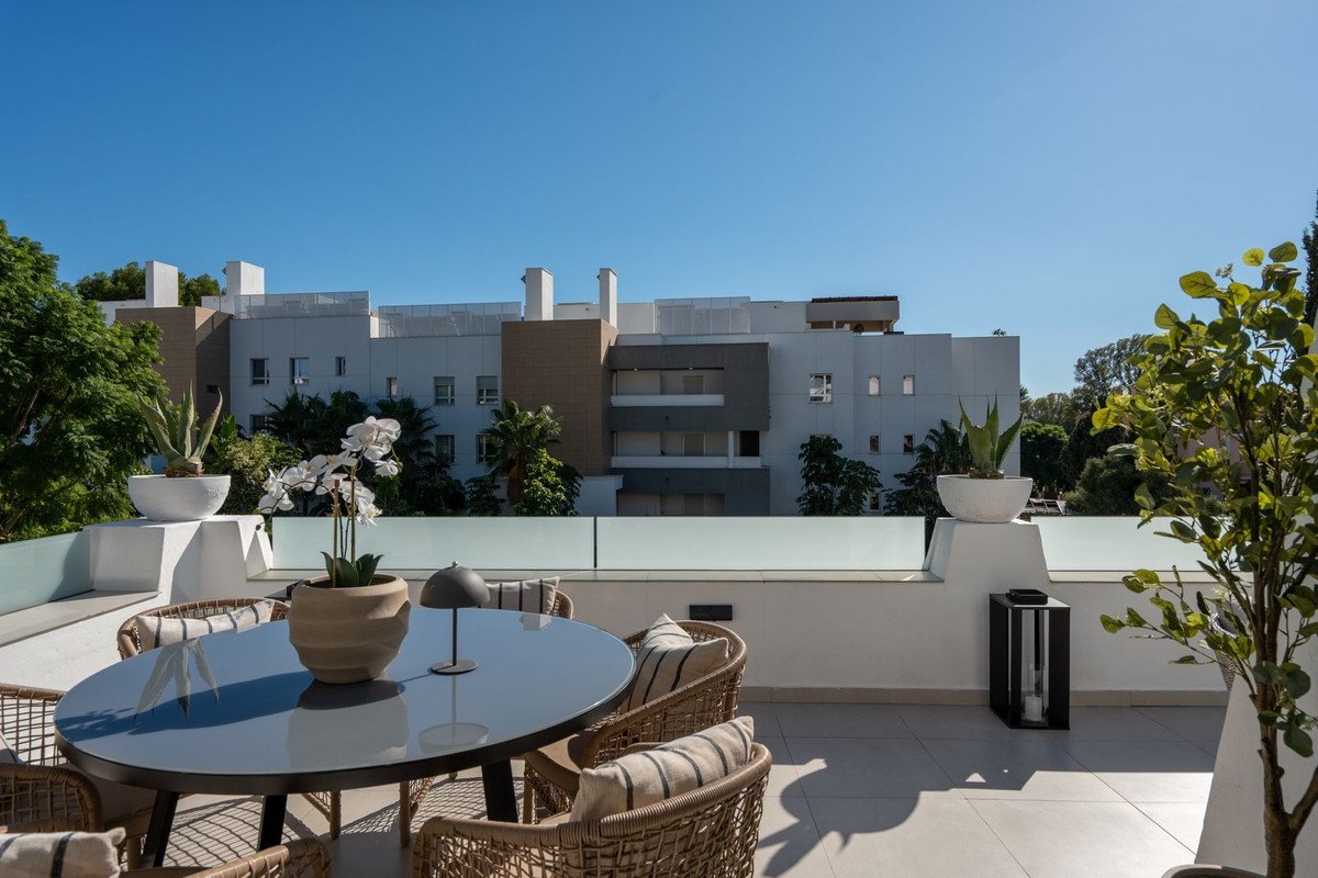 3 Bed Middle Floor Apartment in Nueva Andalucía