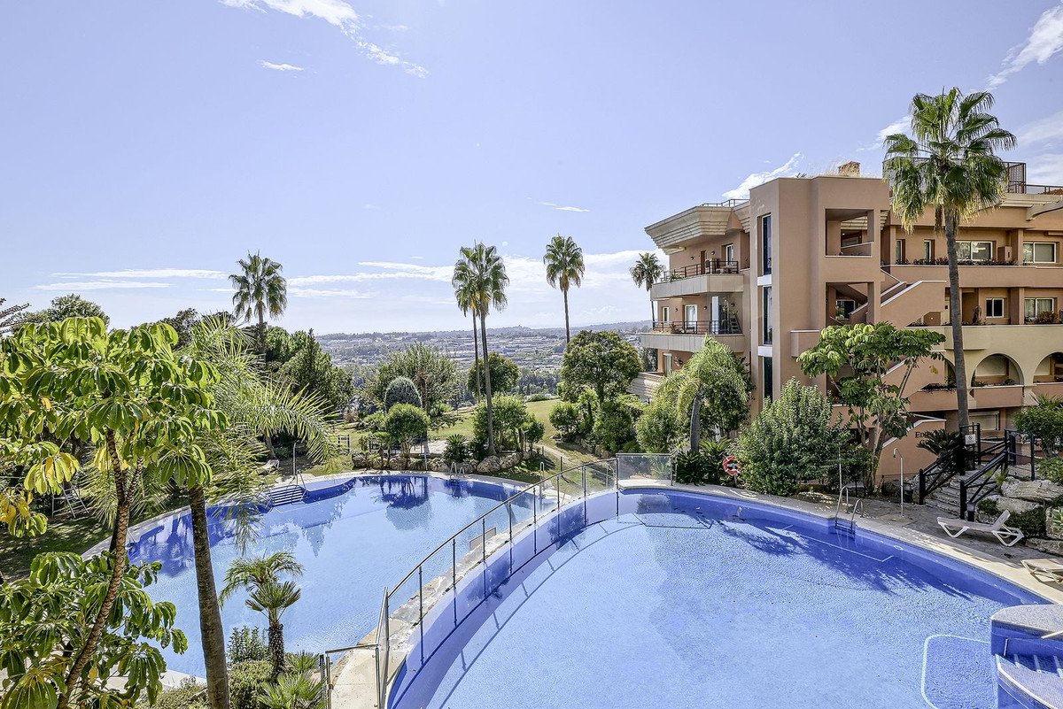 2 Bed Middle Floor Apartment in Nueva Andalucía
