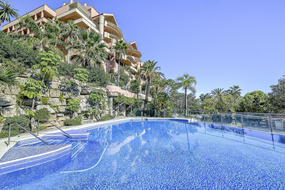 2 Bed Middle Floor Apartment in Nueva Andalucía