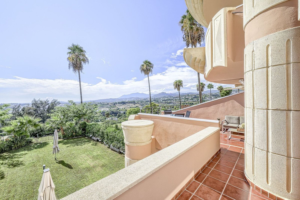 2 Bed Middle Floor Apartment in Nueva Andalucía