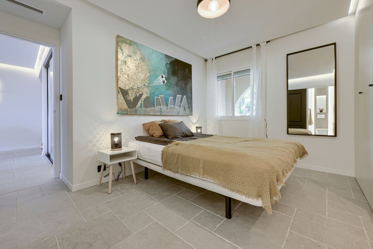 2 Bed Middle Floor Apartment in Nueva Andalucía