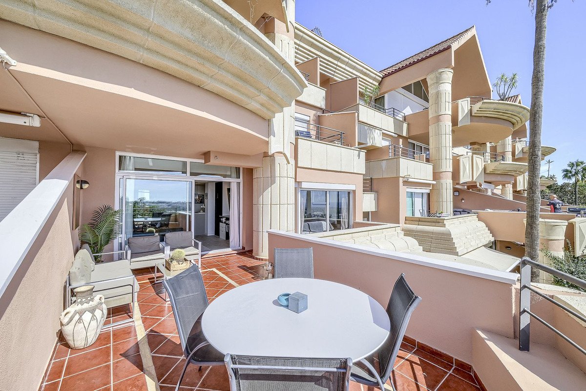 2 Bed Middle Floor Apartment in Nueva Andalucía