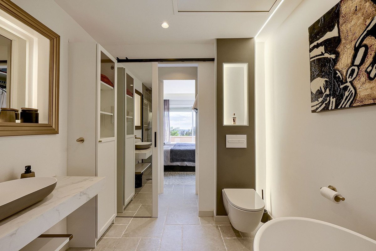 2 Bed Middle Floor Apartment in Nueva Andalucía