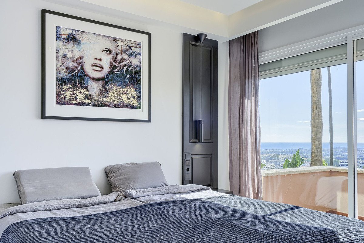 2 Bed Middle Floor Apartment in Nueva Andalucía