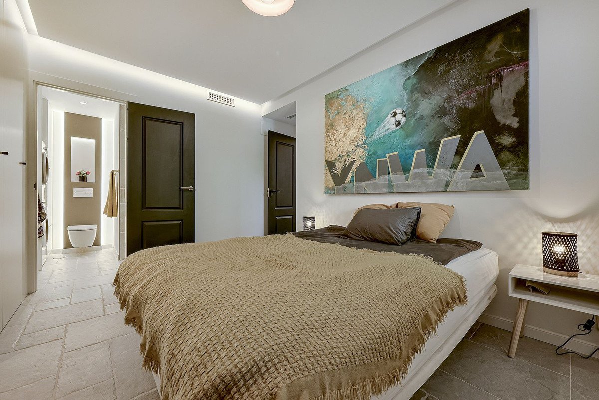 2 Bed Middle Floor Apartment in Nueva Andalucía