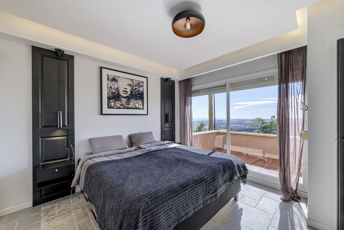 2 Bed Middle Floor Apartment in Nueva Andalucía