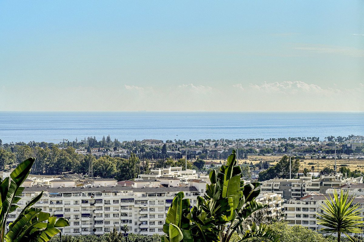 2 Bed Middle Floor Apartment in Nueva Andalucía