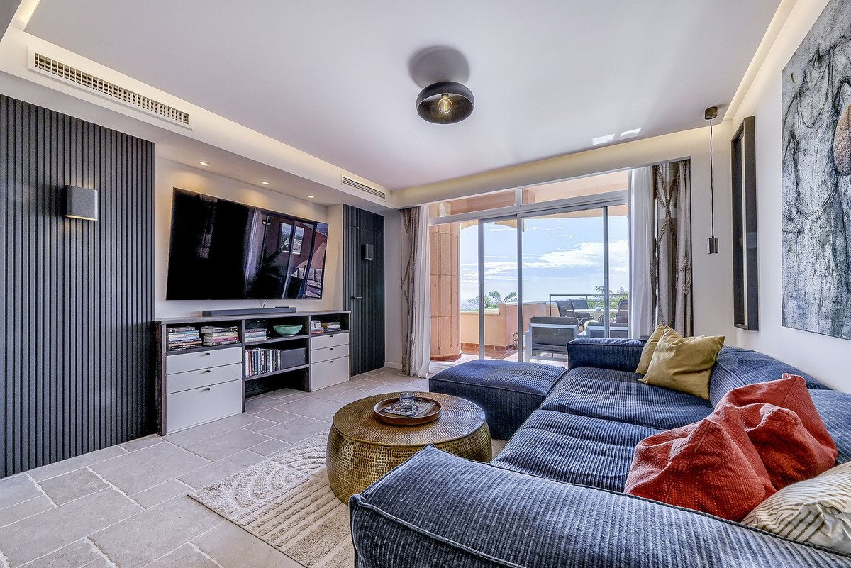 2 Bed Middle Floor Apartment in Nueva Andalucía