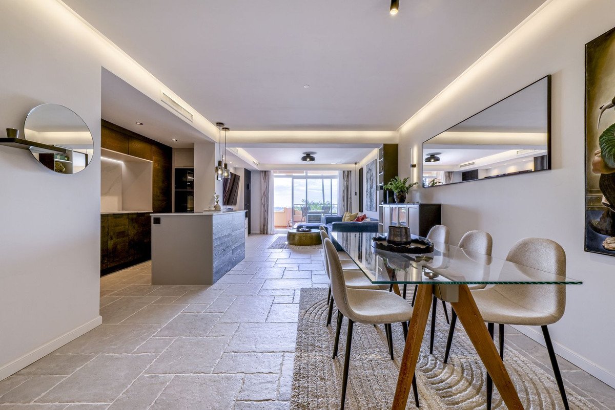 2 Bed Middle Floor Apartment in Nueva Andalucía