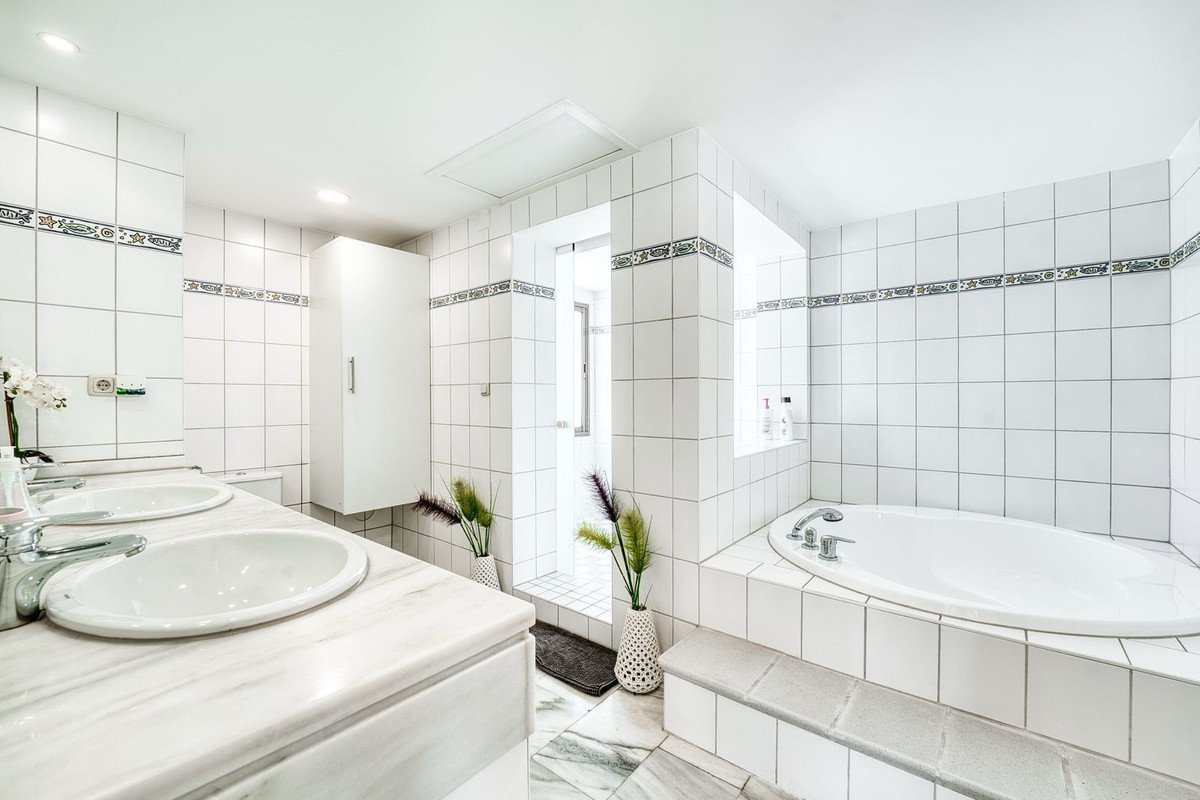 5 Bed Penthouse in Elviria