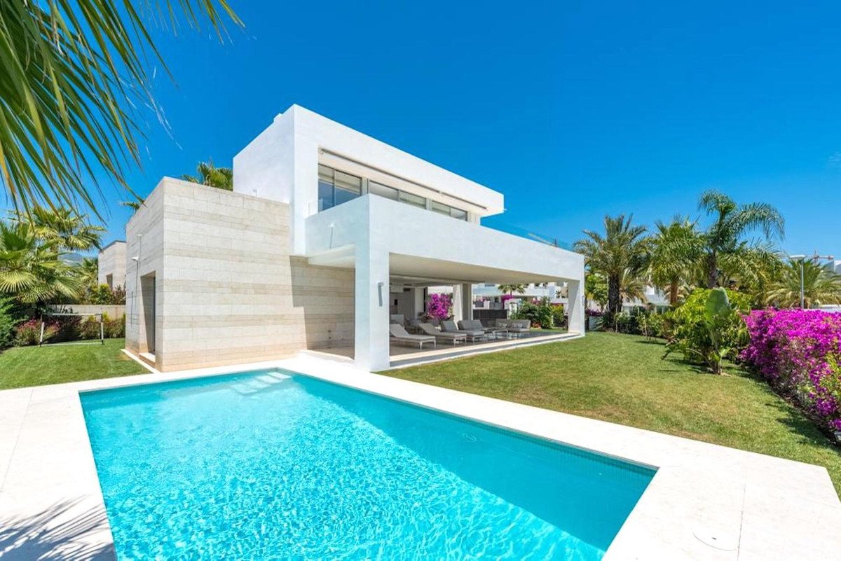 5 Bed Detached Villa in Río Real