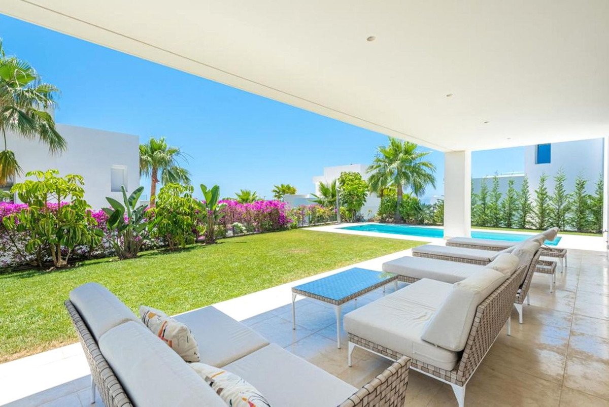 5 Bed Detached Villa in Río Real