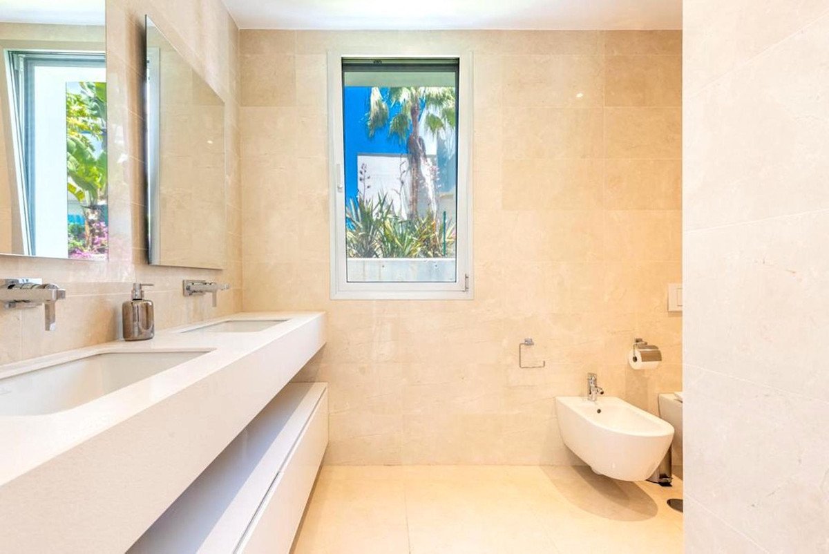 5 Bed Detached Villa in Río Real