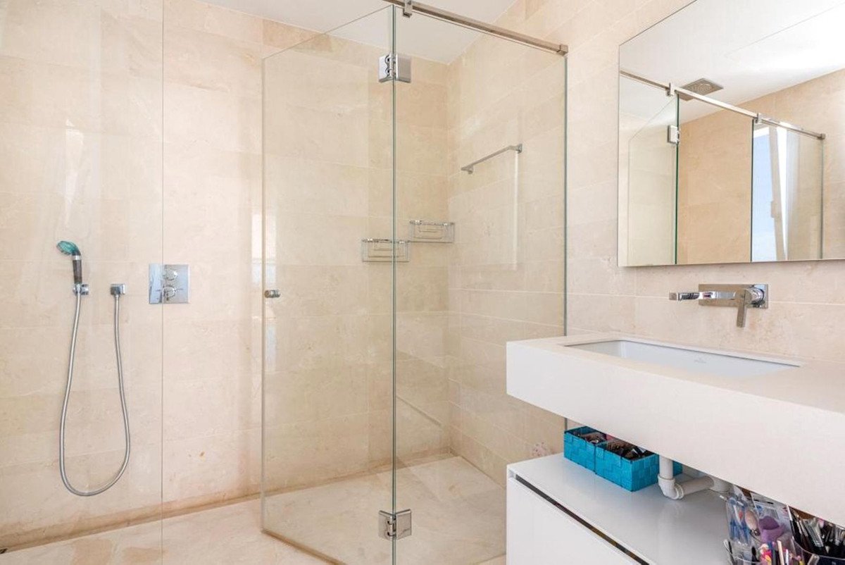 5 Bed Detached Villa in Río Real
