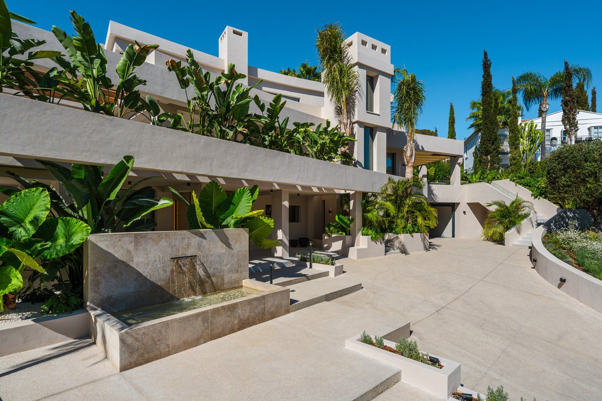 6 Bed Detached Villa in Nueva Andalucía