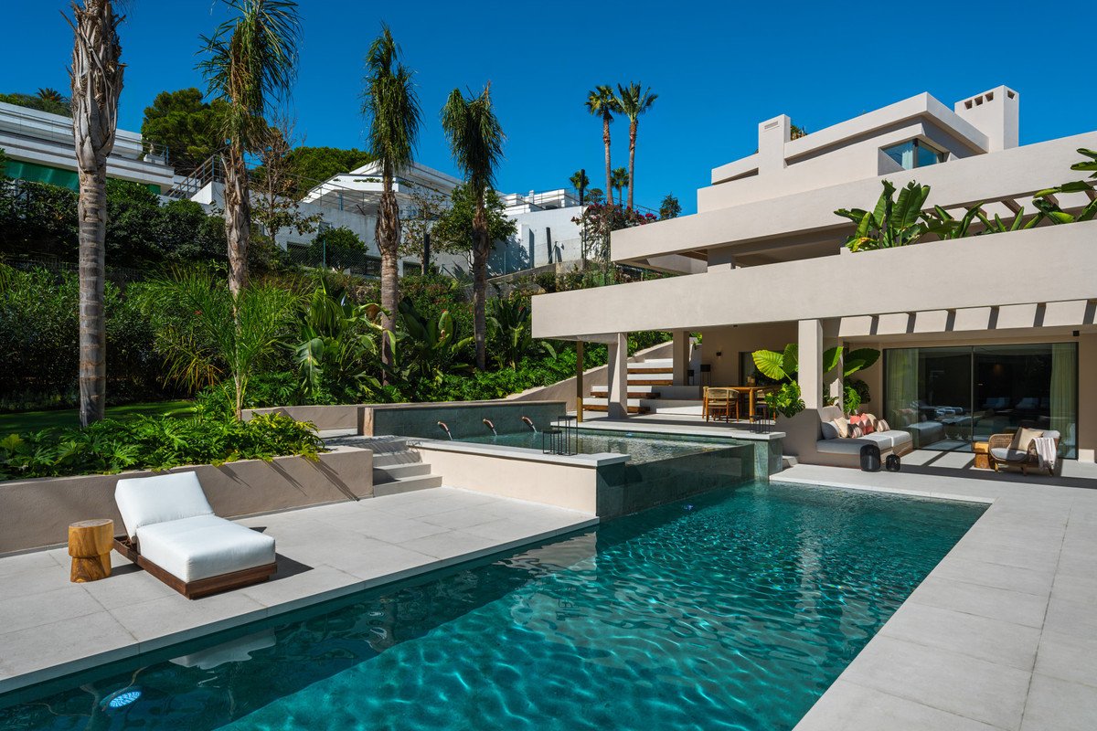 6 Bed Detached Villa in Nueva Andalucía
