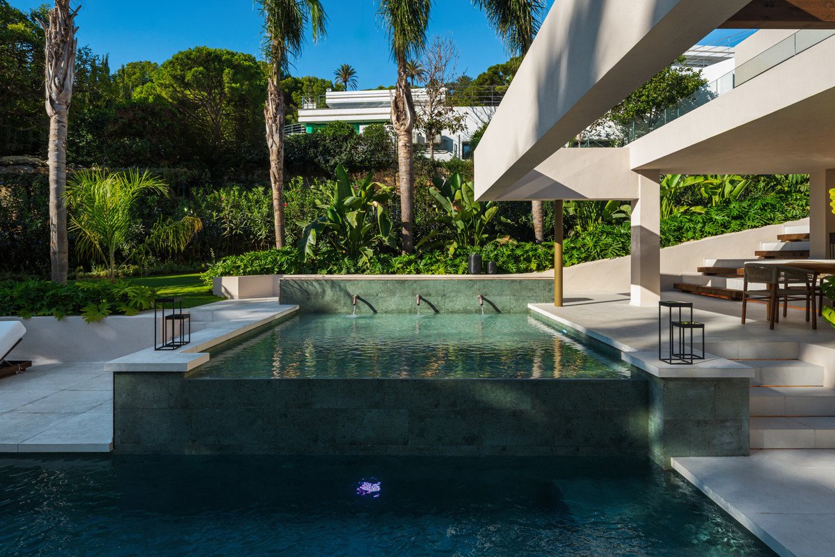 6 Bed Detached Villa in Nueva Andalucía