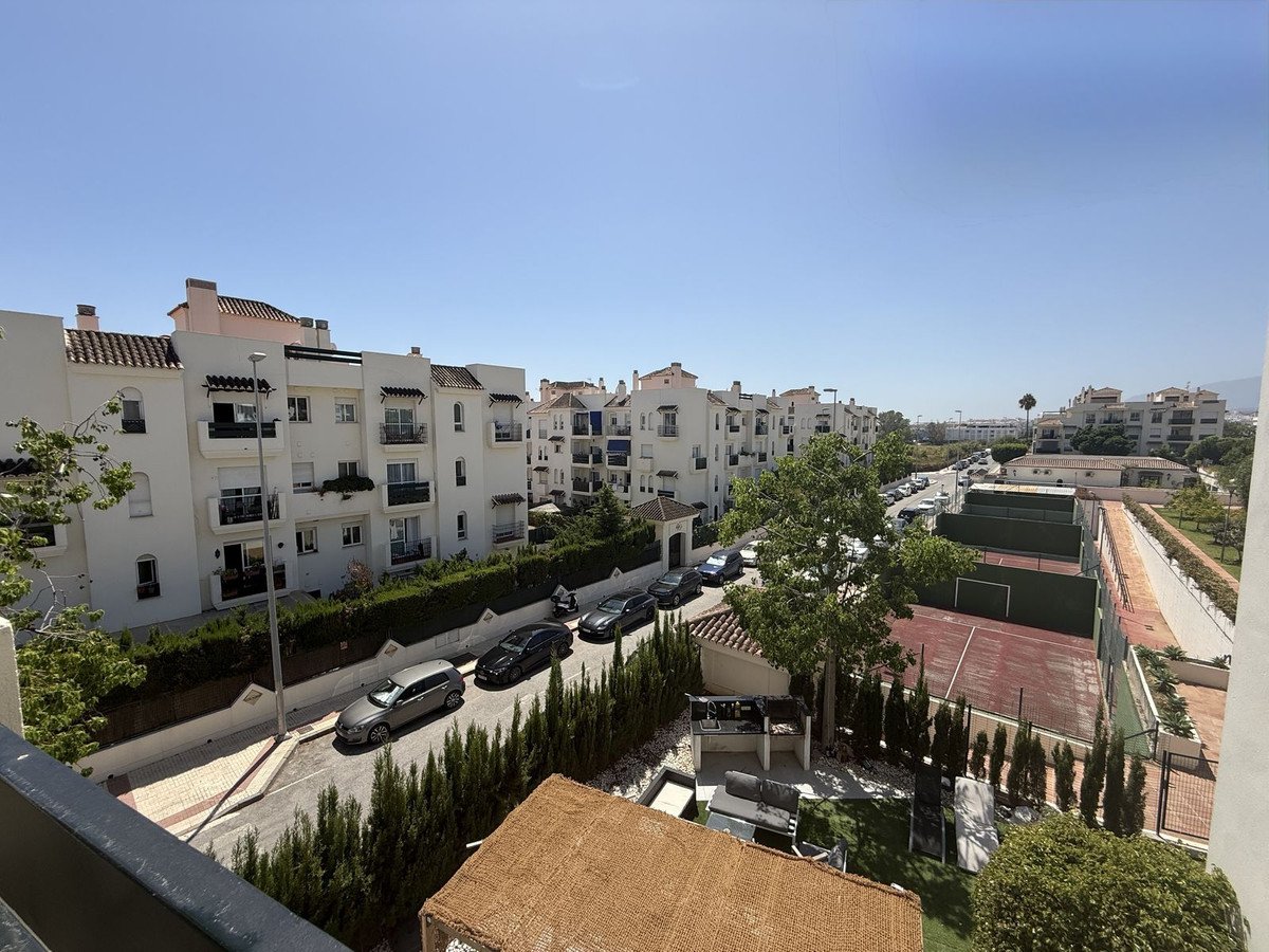 2 Bed Middle Floor Apartment in Nueva Andalucía