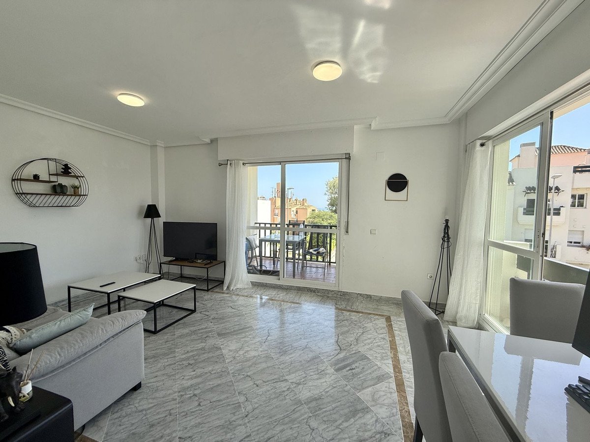 2 Bed Middle Floor Apartment in Nueva Andalucía