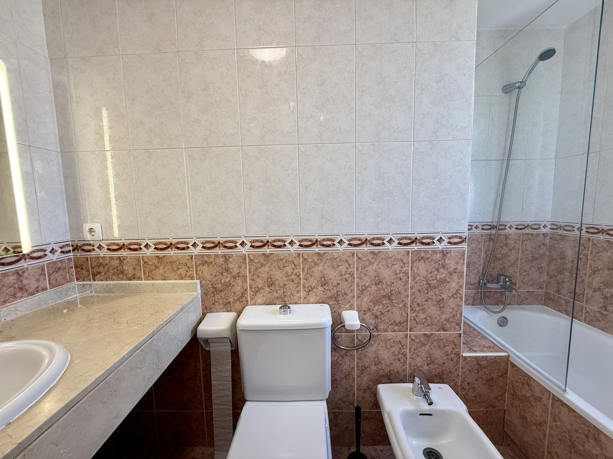 2 Bed Middle Floor Apartment in Nueva Andalucía