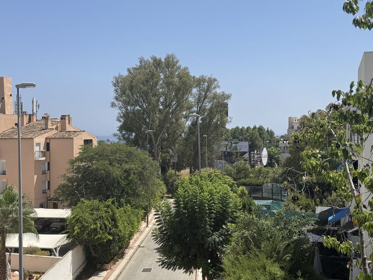 2 Bed Middle Floor Apartment in Nueva Andalucía