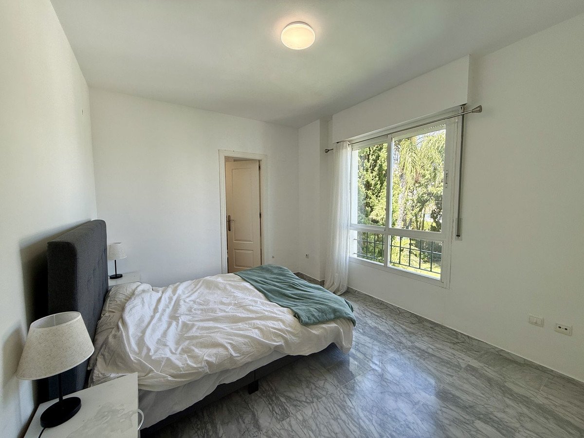 2 Bed Middle Floor Apartment in Nueva Andalucía