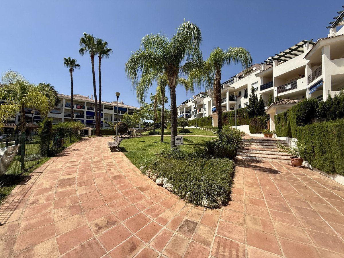 2 Bed Middle Floor Apartment in Nueva Andalucía