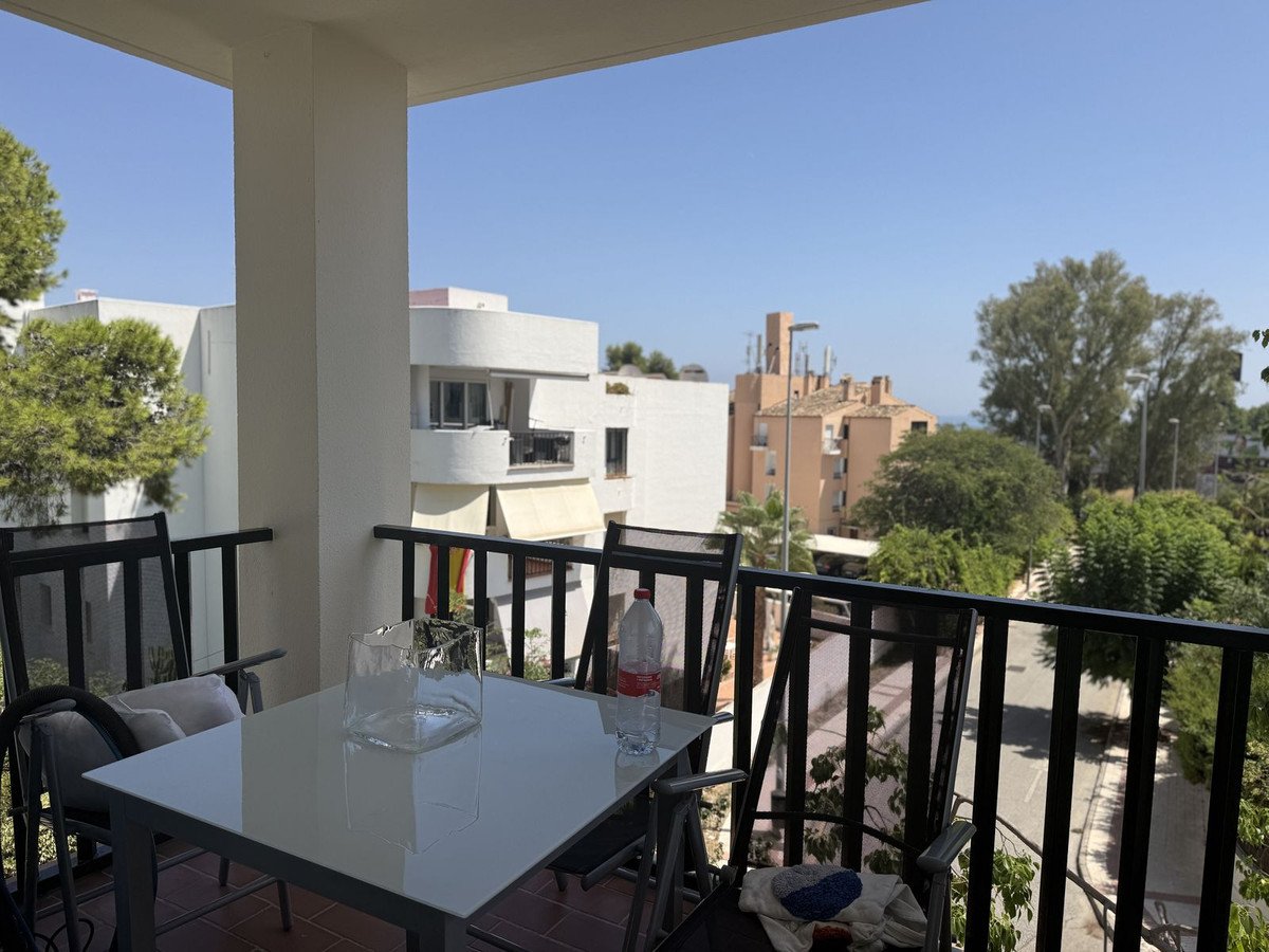 2 Bed Middle Floor Apartment in Nueva Andalucía