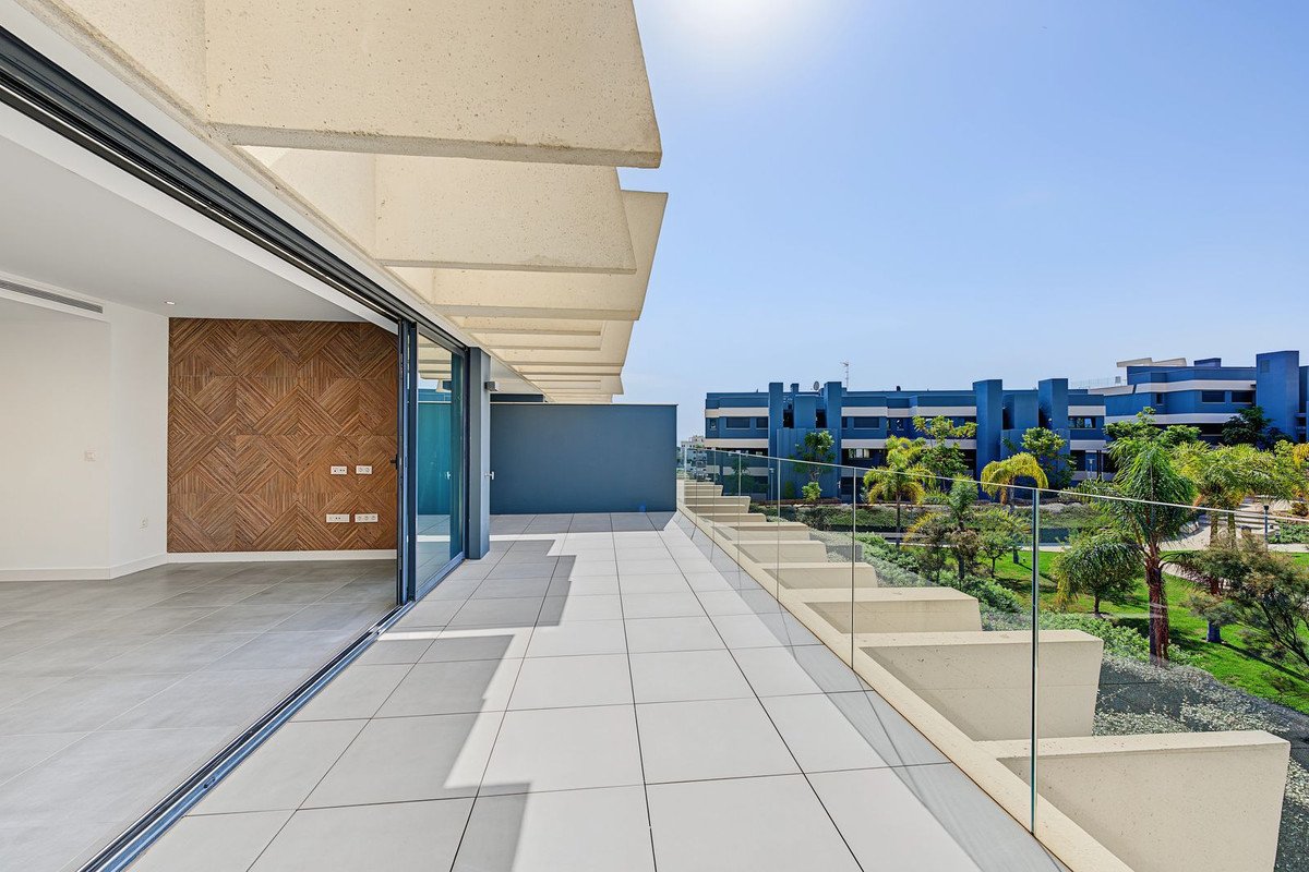 3 Bed Middle Floor Apartment in Selwo