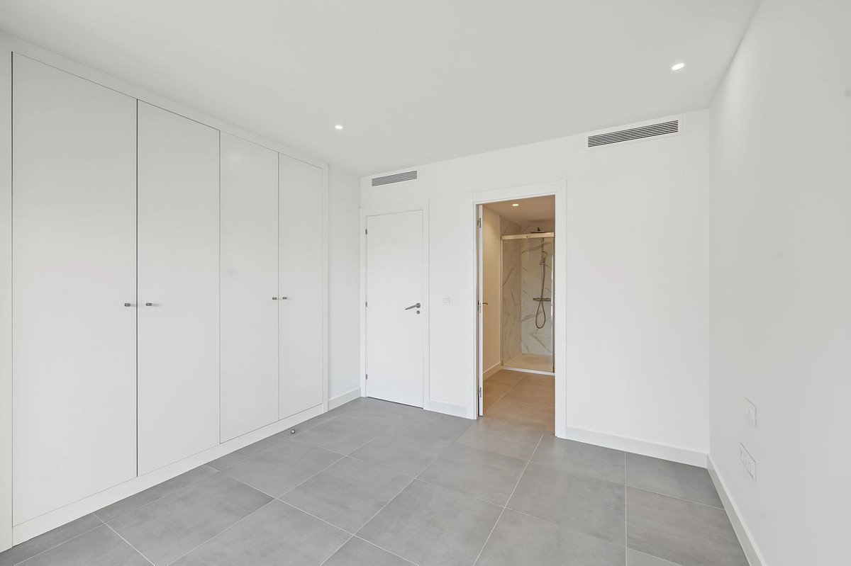 3 Bed Middle Floor Apartment in Selwo