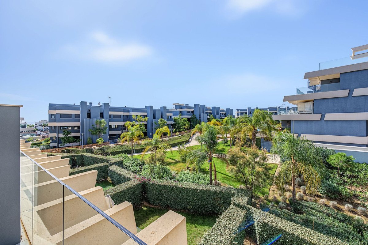 3 Bed Middle Floor Apartment in Selwo