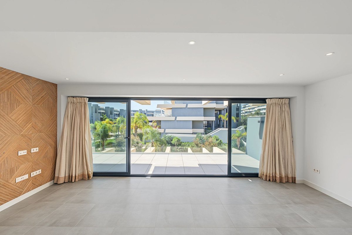 3 Bed Middle Floor Apartment in Selwo