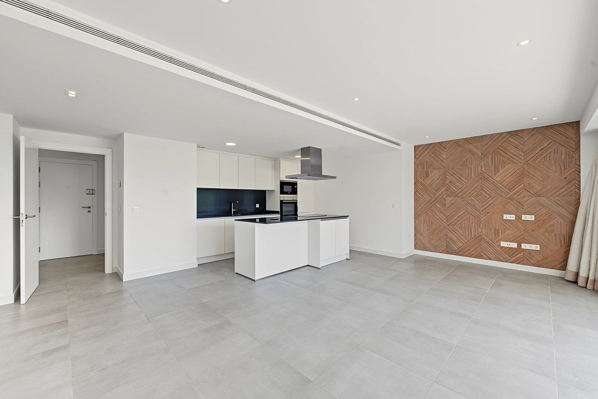 3 Bed Middle Floor Apartment in Selwo