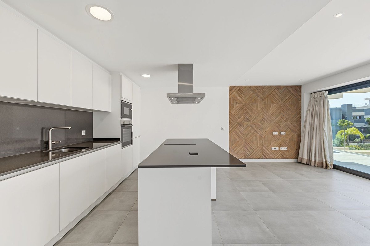 3 Bed Middle Floor Apartment in Selwo