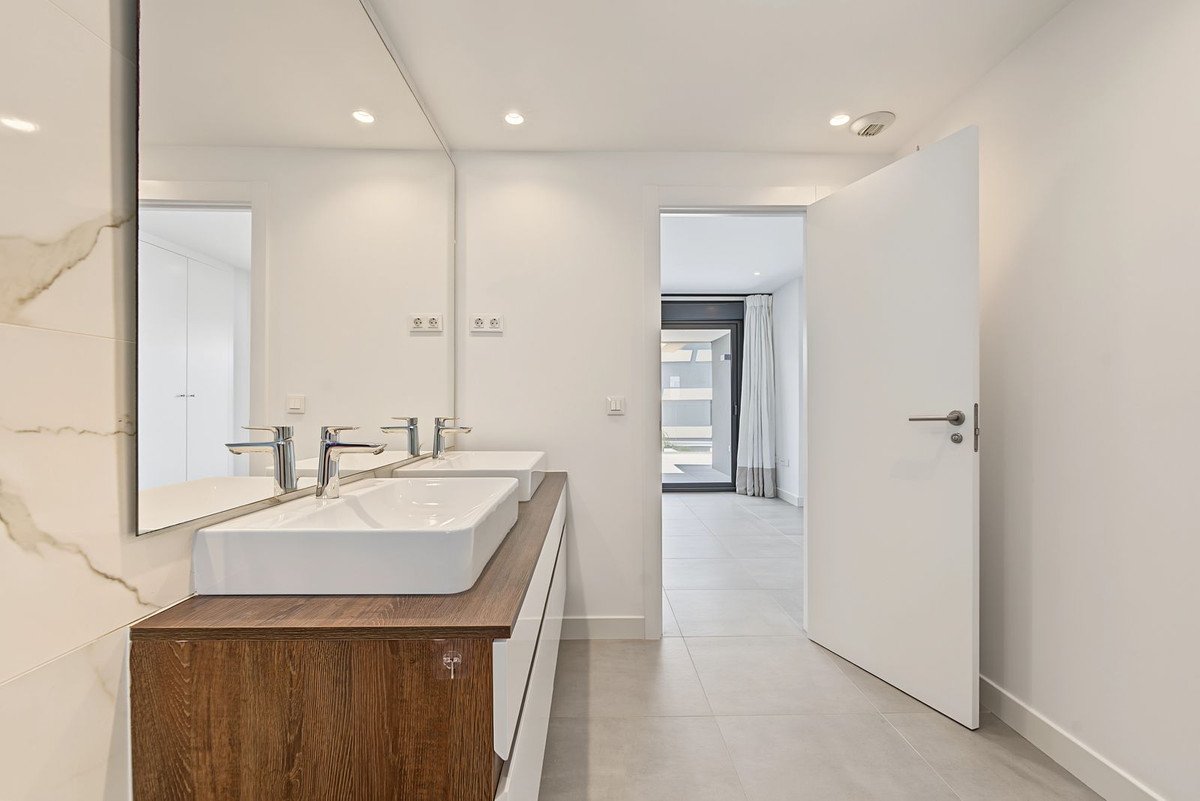 3 Bed Middle Floor Apartment in Selwo