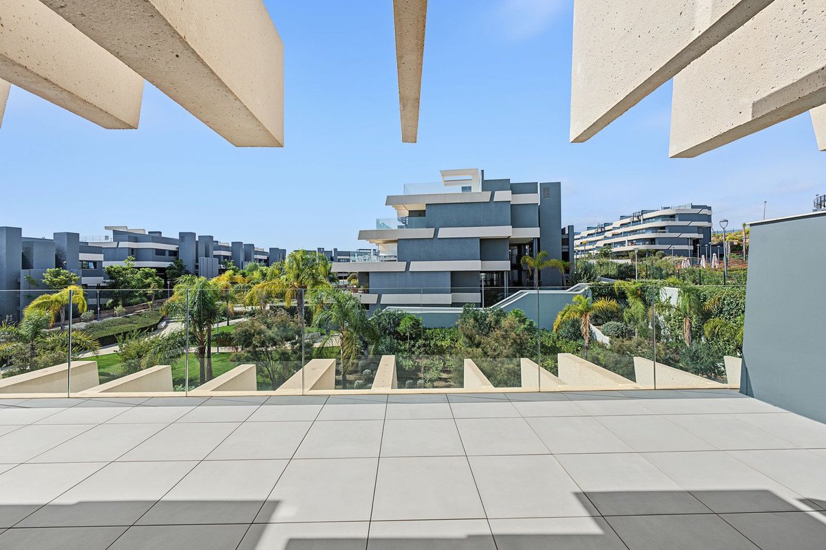 3 Bed Middle Floor Apartment in Selwo
