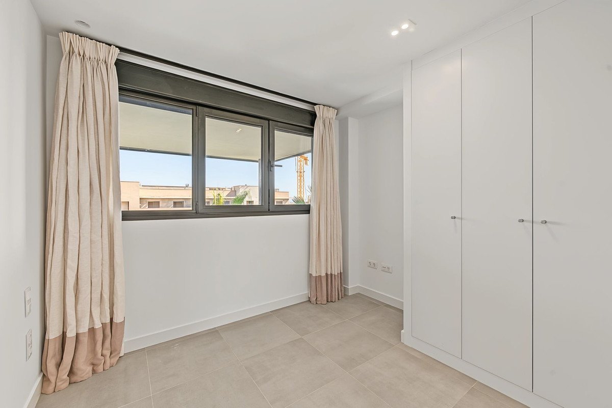 3 Bed Middle Floor Apartment in Selwo