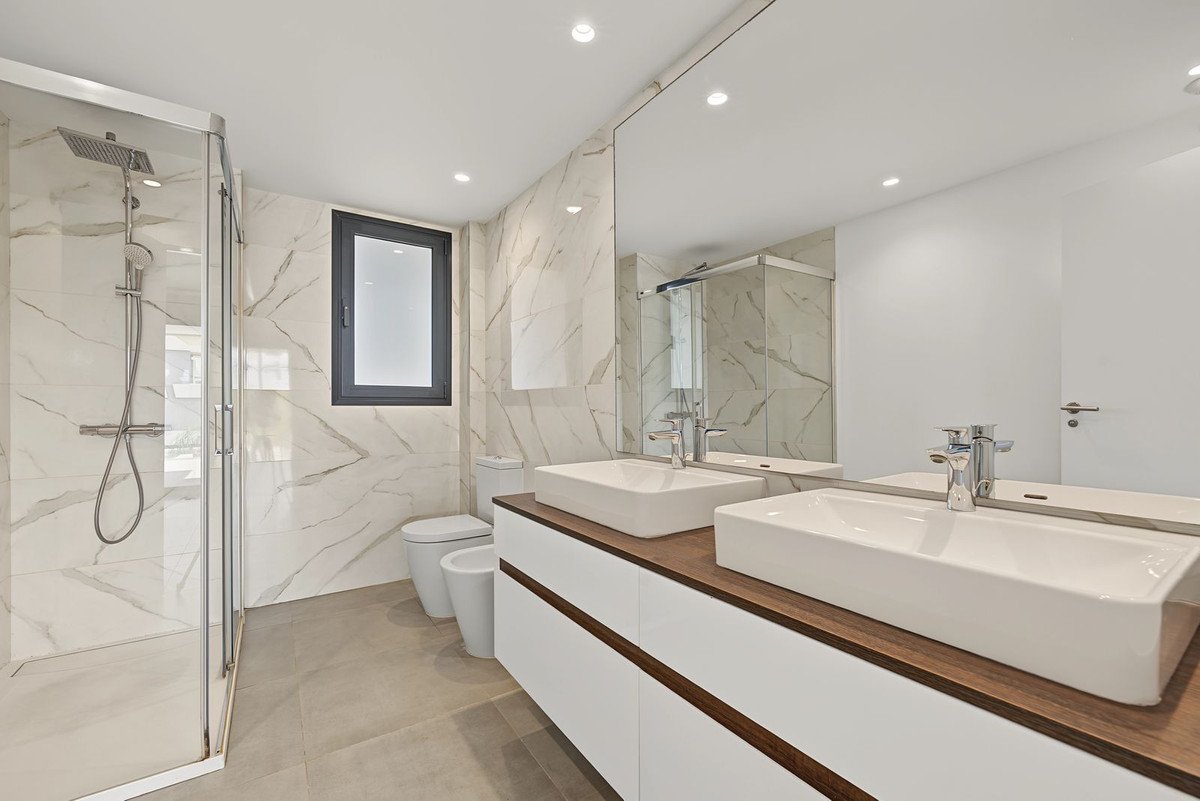 3 Bed Middle Floor Apartment in Selwo