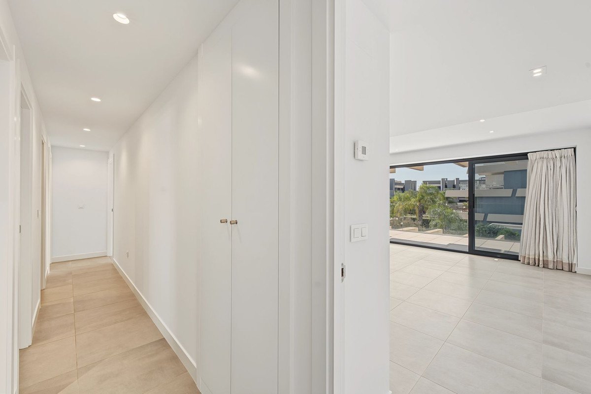 3 Bed Middle Floor Apartment in Selwo