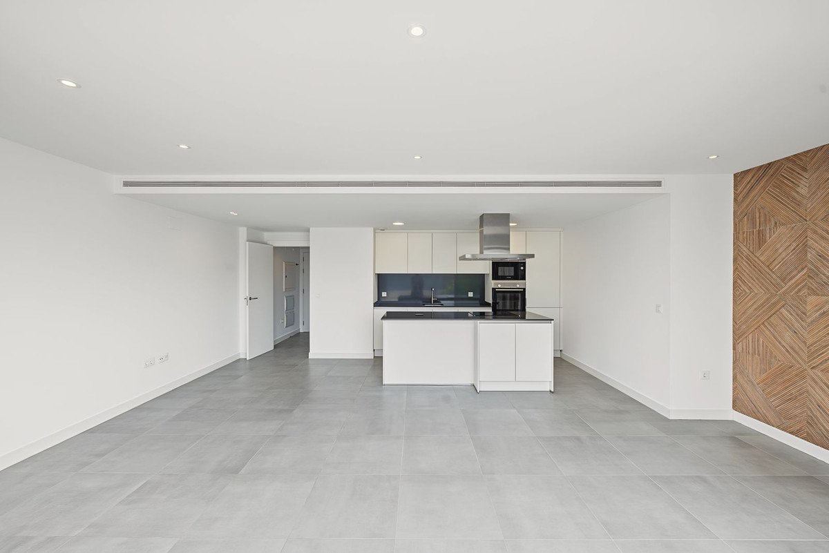 3 Bed Middle Floor Apartment in Selwo