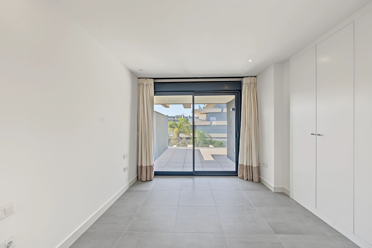 3 Bed Middle Floor Apartment in Selwo