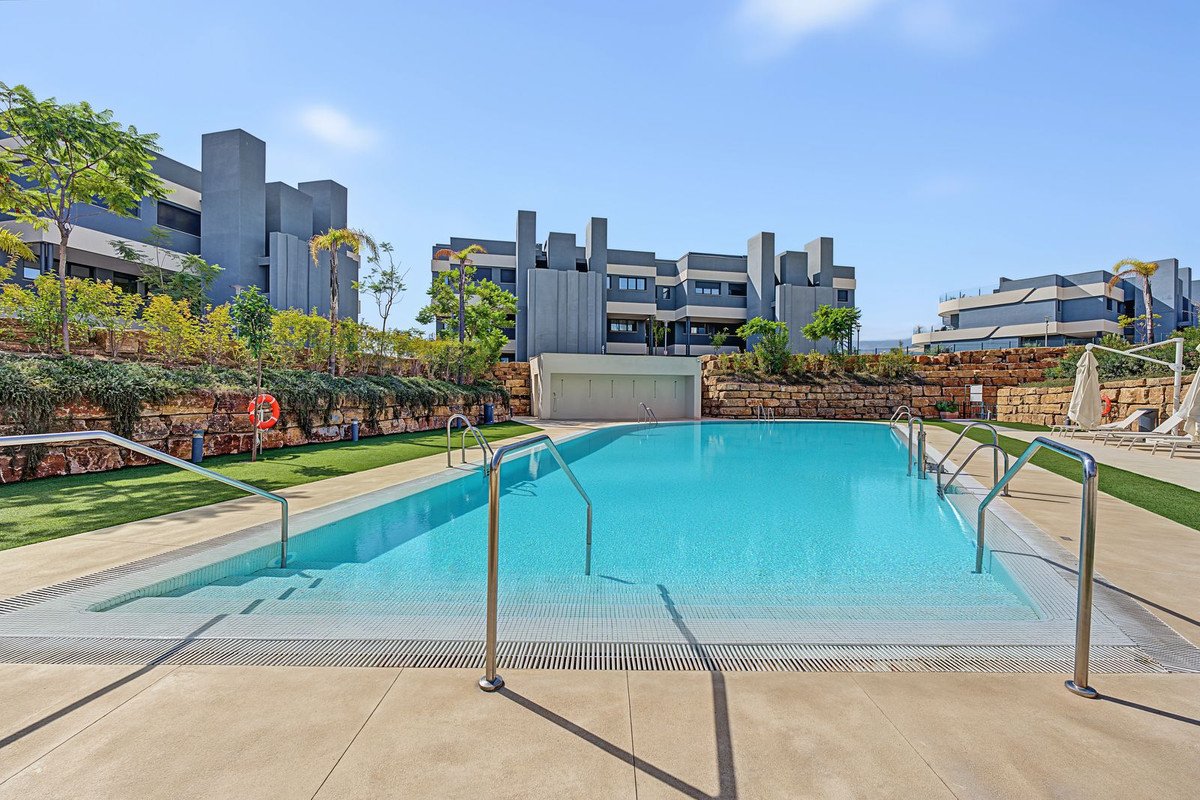 3 Bed Middle Floor Apartment in Selwo