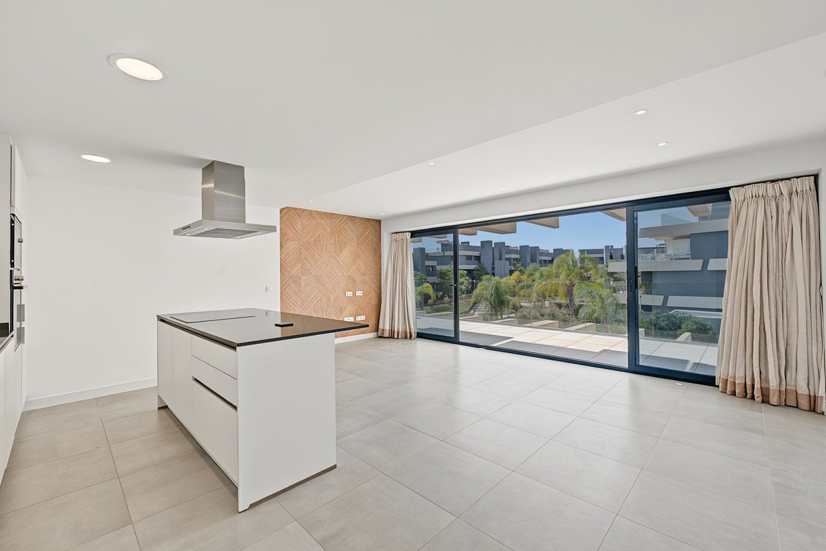 3 Bed Middle Floor Apartment in Selwo