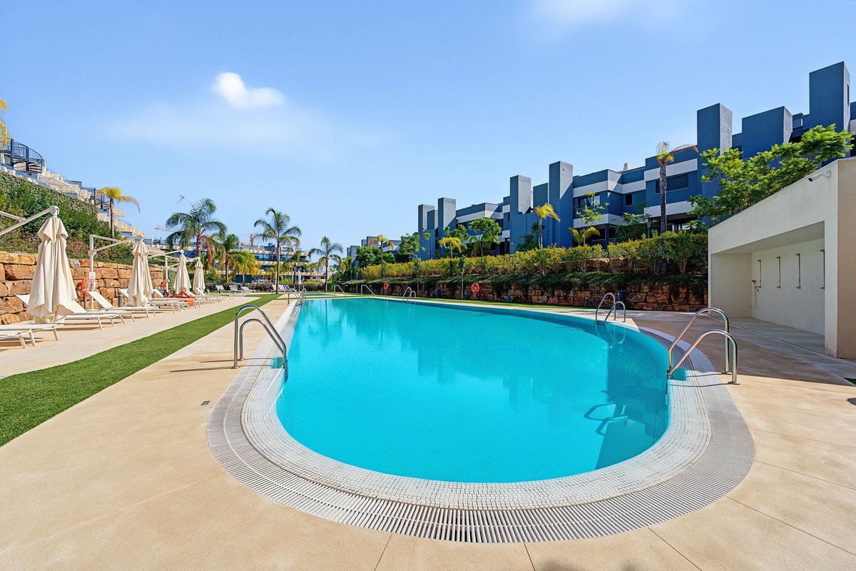 3 Bed Middle Floor Apartment in Selwo