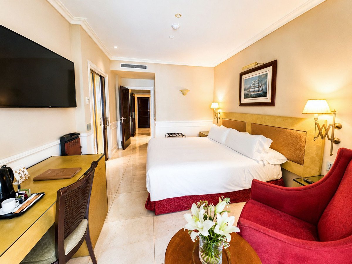 2 Bed Middle Floor Apartment in Puerto Banús