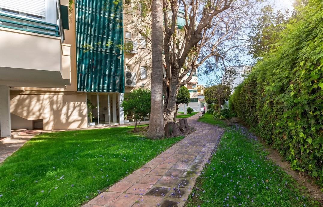 5 Bed Middle Floor Apartment in Pedregalejo